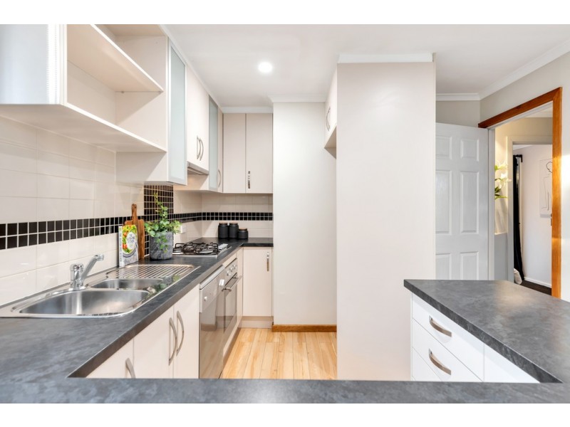 16 Manoora Drive, Hallett Cove SA 5158