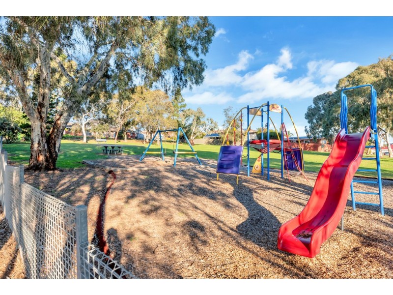 16 Manoora Drive, Hallett Cove SA 5158