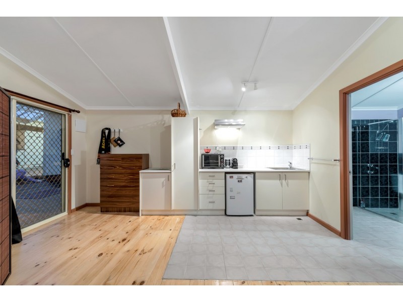 94 Black Road, Flagstaff Hill SA 5159