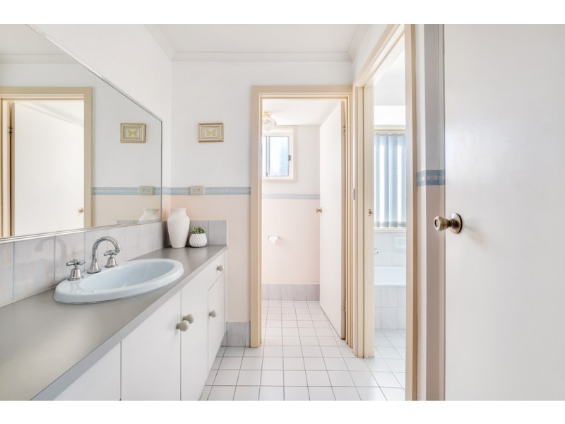 5 Anita Court, Woodcroft SA 5162