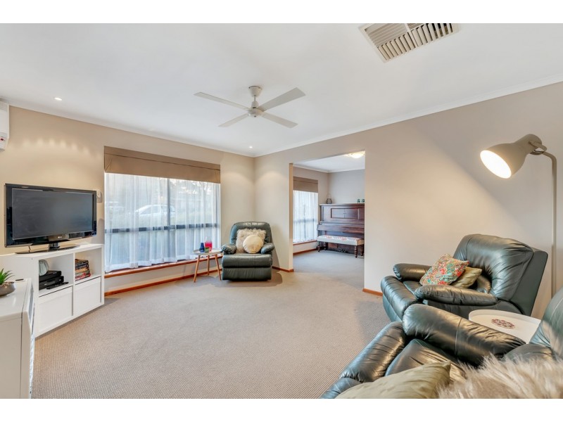 11 Warburton Drive, Woodcroft SA 5162