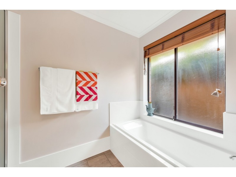 11 Warburton Drive, Woodcroft SA 5162