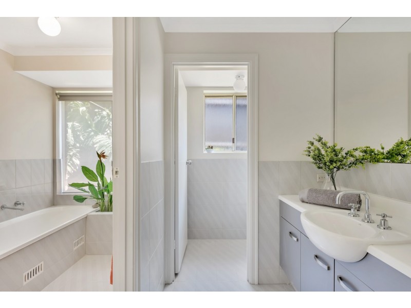 2b Canberra Drive, Aberfoyle Park SA 5159