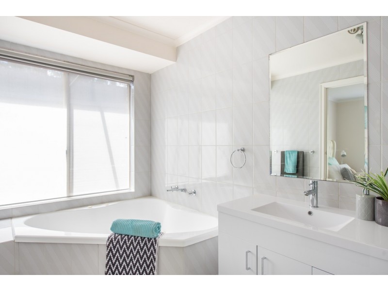 2b Canberra Drive, Aberfoyle Park SA 5159