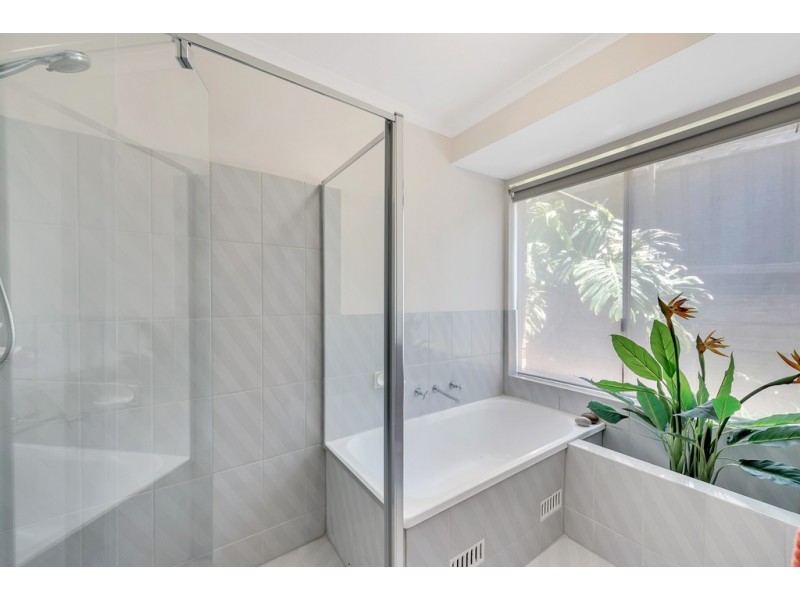 2b Canberra Drive, Aberfoyle Park SA 5159