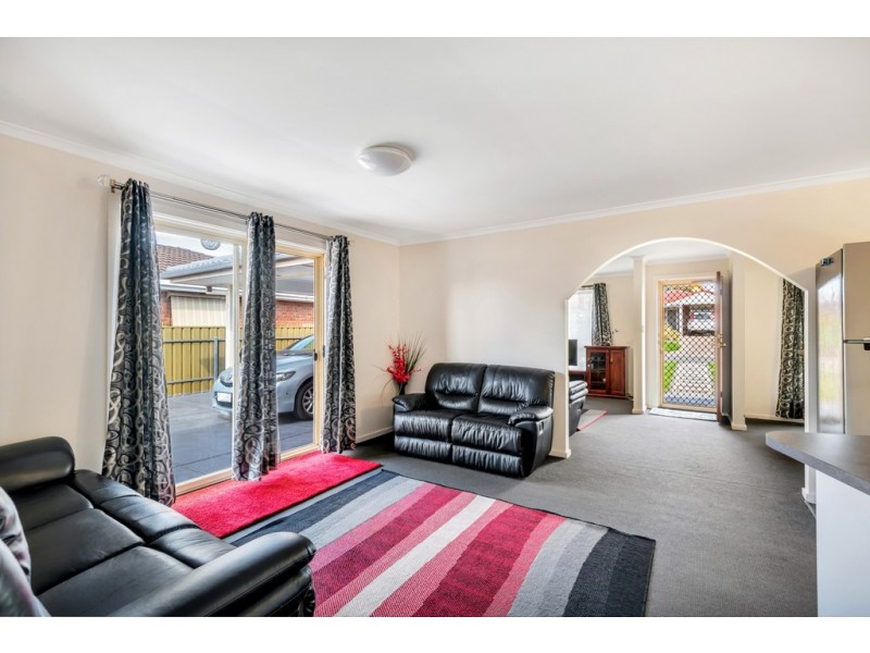 10 Champagne Crescent, Woodcroft SA 5162