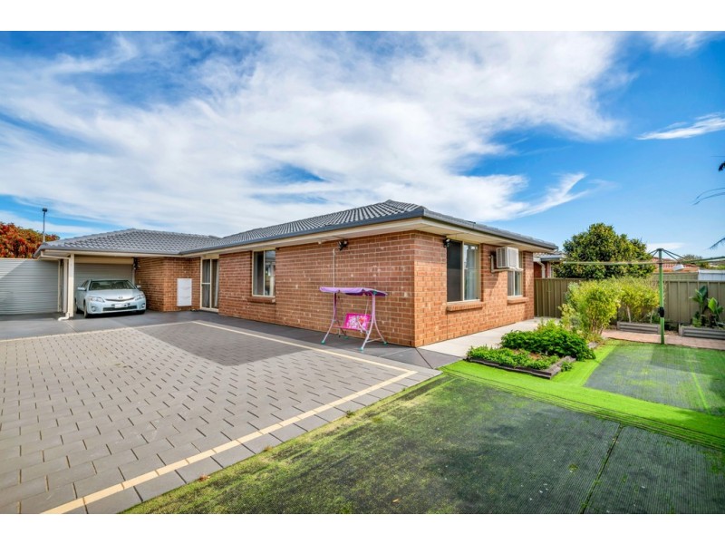 10 Champagne Crescent, Woodcroft SA 5162