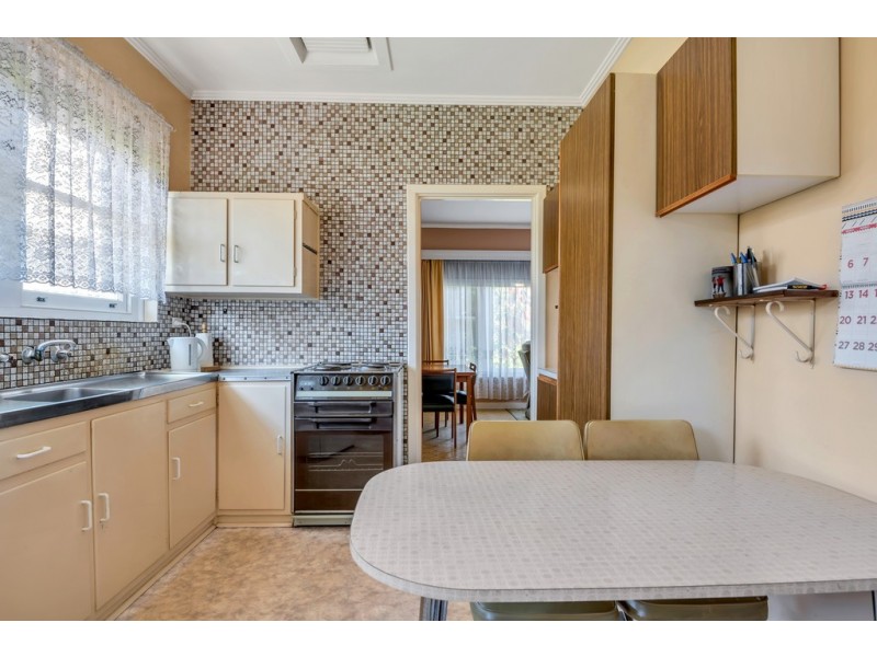 18 Barry Road, Oaklands Park SA 5046