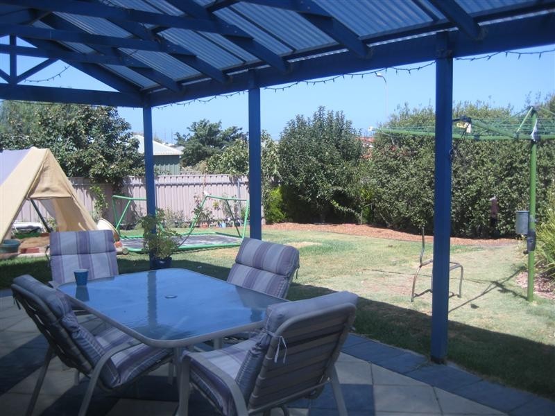 72 Warburton Dr, Woodcroft SA 5162