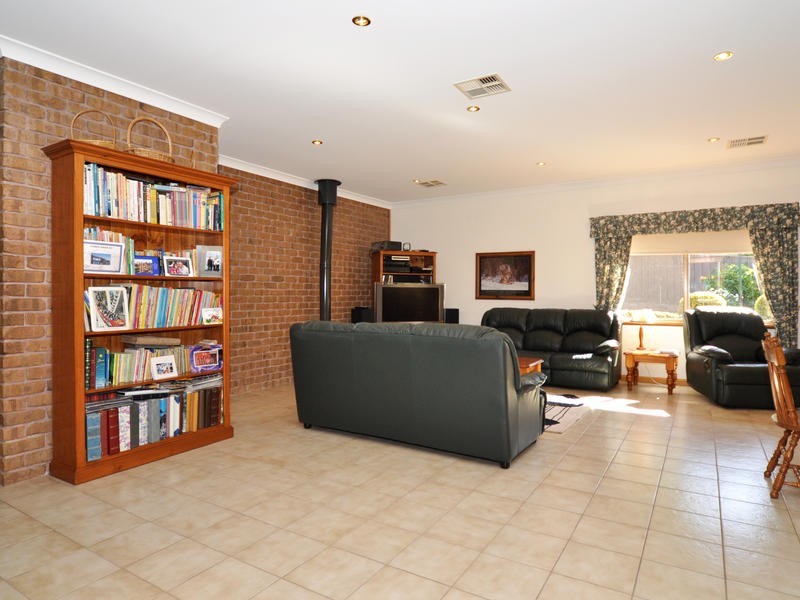 37 Crossing Rd, Aberfoyle Park SA 5159