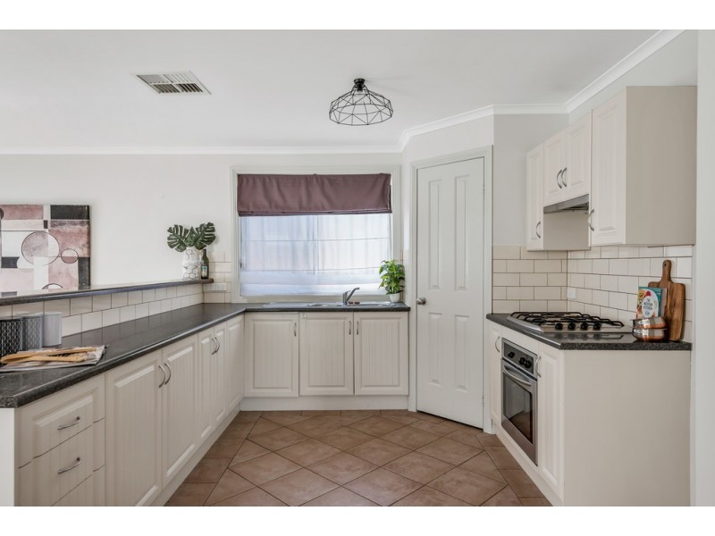 8 Autumn Court, Woodcroft SA 5162