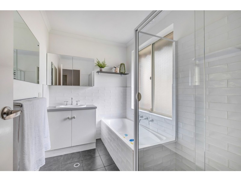 4 Kuantan Drive, Aberfoyle Park SA 5159