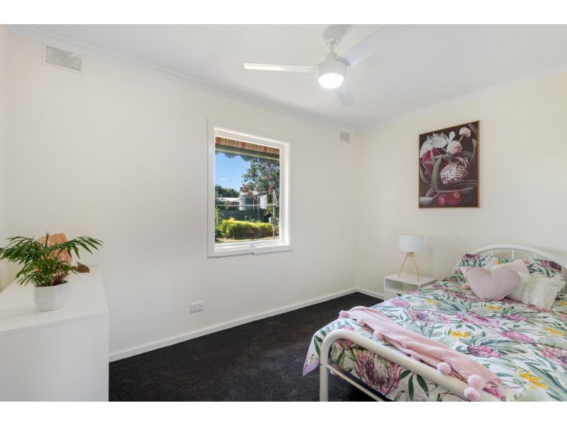 4 Hugh Crescent, Morphett Vale SA 5162