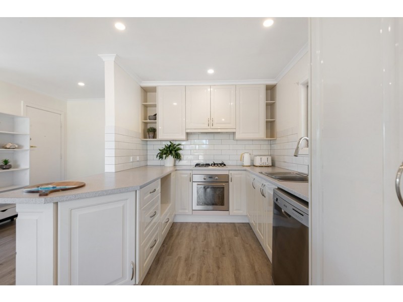 4 Hugh Crescent, Morphett Vale SA 5162