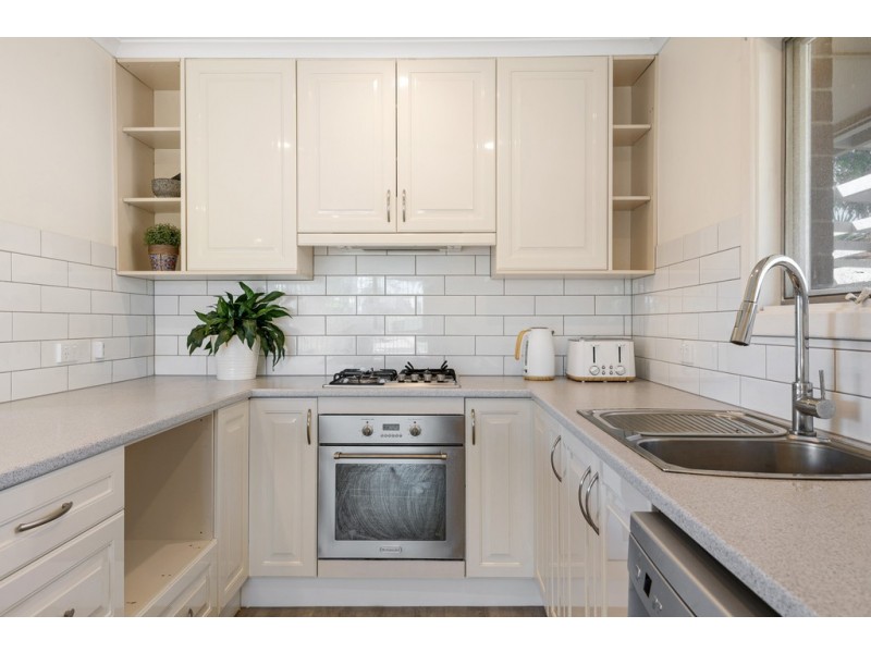 4 Hugh Crescent, Morphett Vale SA 5162