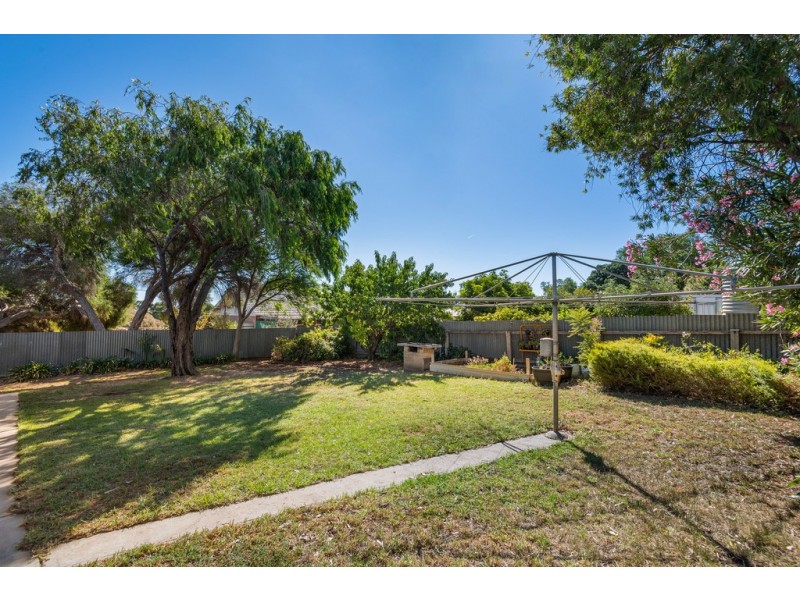 4 Hugh Crescent, Morphett Vale SA 5162