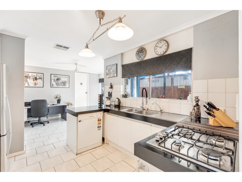 1 Daphne Court, Morphett Vale SA 5162