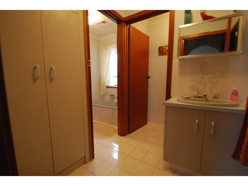 10 Sun Cres, Happy Valley SA 5159