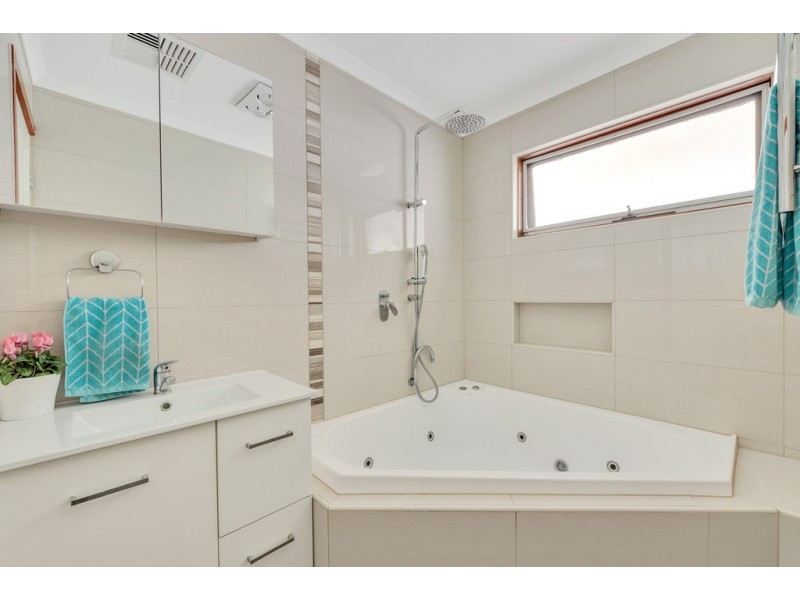 16 Lyn Street, Aberfoyle Park SA 5159