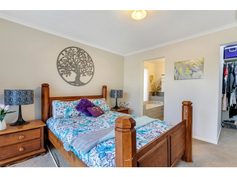27 Doulton Drive, Trott Park SA 5158