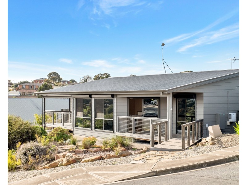 4 Rogana Crescent, Hallett Cove SA 5158
