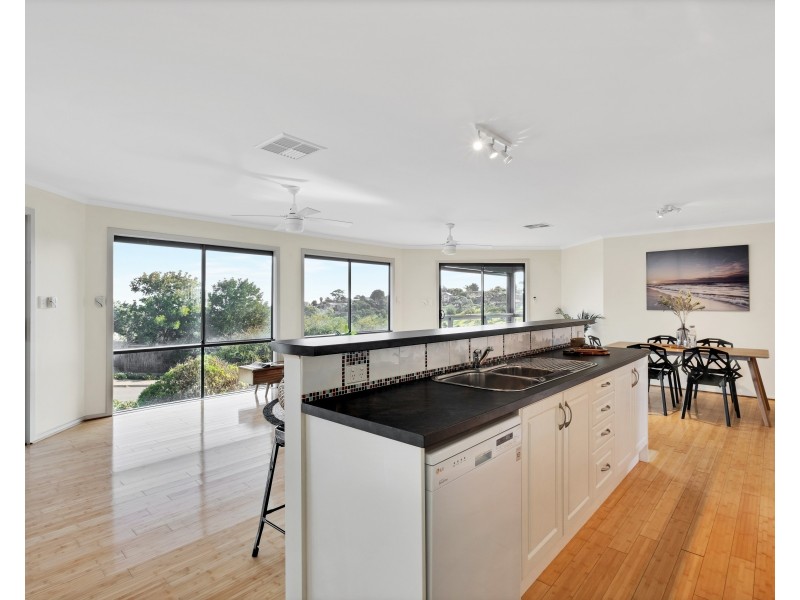 4 Rogana Crescent, Hallett Cove SA 5158