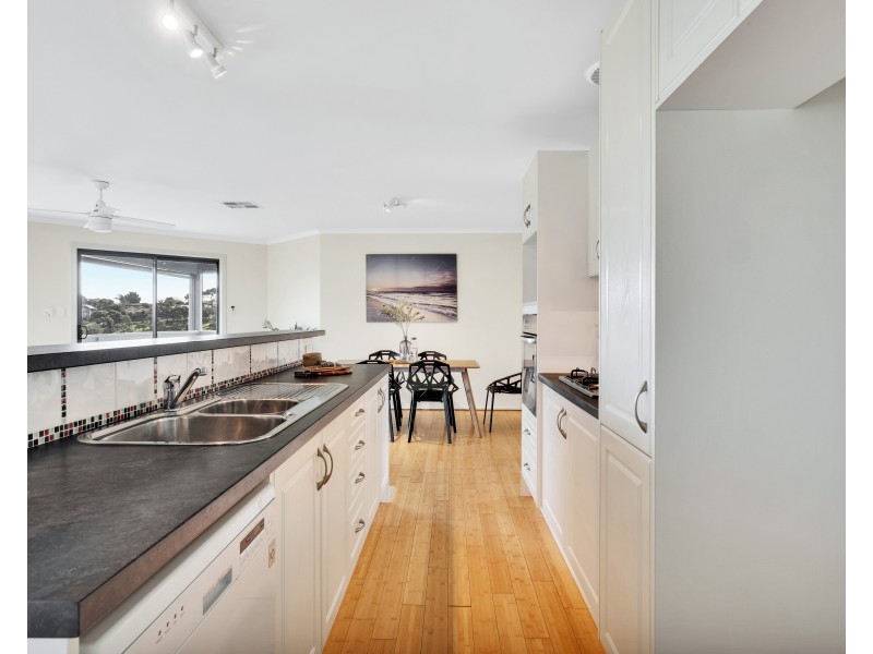 4 Rogana Crescent, Hallett Cove SA 5158