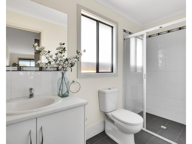 4 Rogana Crescent, Hallett Cove SA 5158