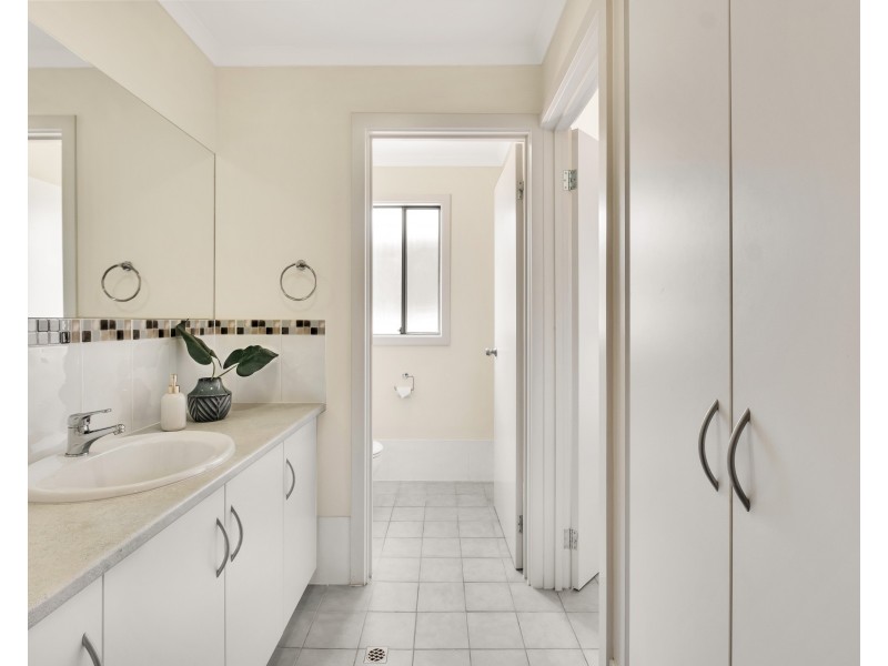 4 Rogana Crescent, Hallett Cove SA 5158