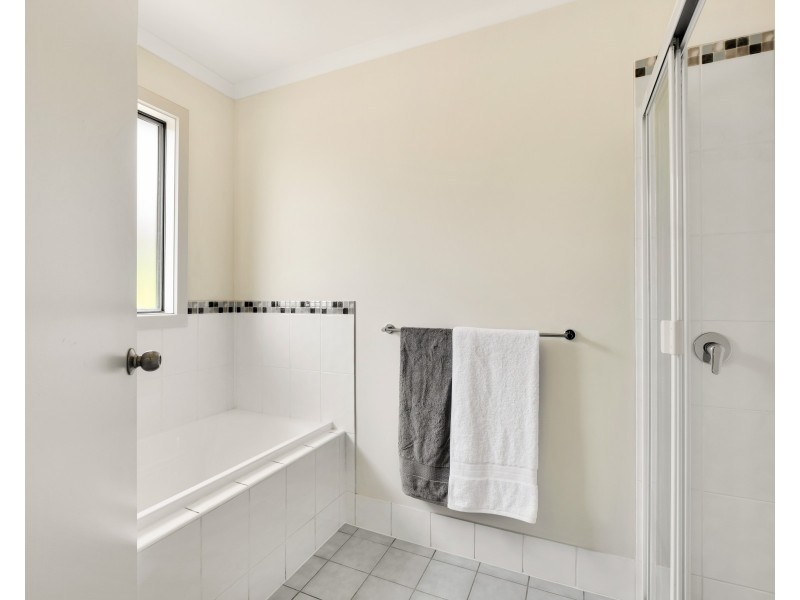 4 Rogana Crescent, Hallett Cove SA 5158