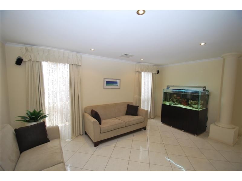 5 Benacre Cl, Happy Valley SA 5159