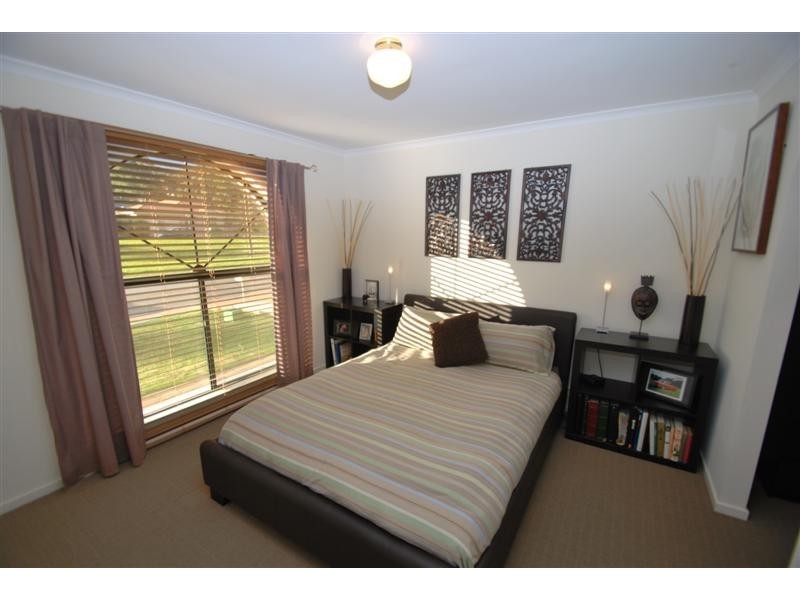 4 Benacre Cl, Happy Valley SA 5159