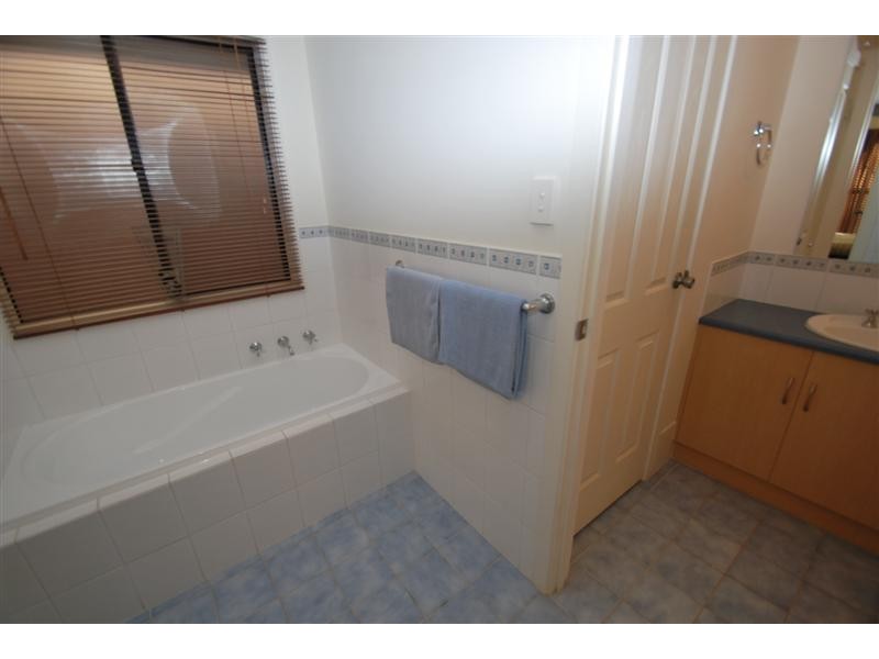 4 Benacre Cl, Happy Valley SA 5159