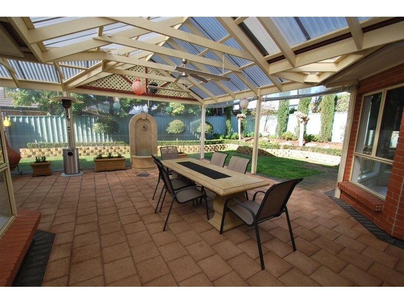 8 Oakford Cres, Happy Valley SA 5159