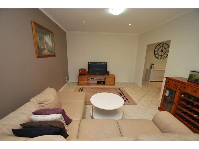 8 Oakford Cres, Happy Valley SA 5159