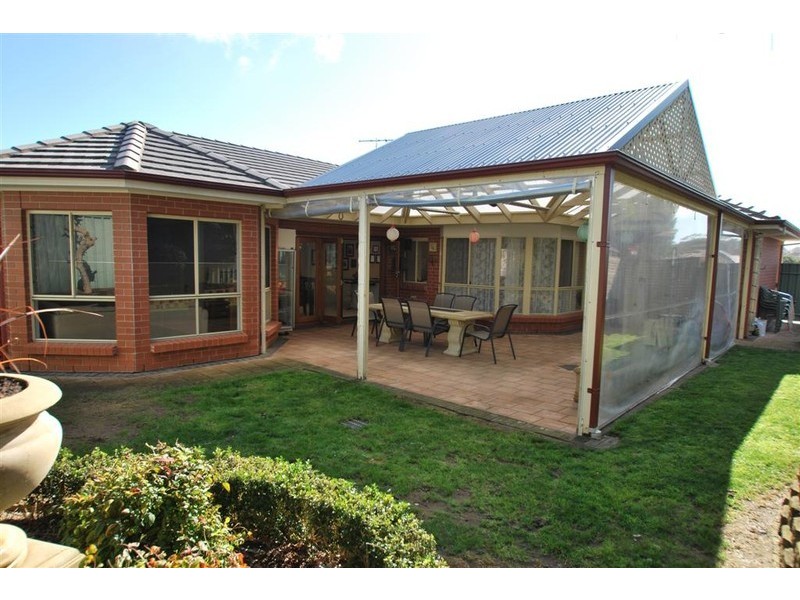 8 Oakford Cres, Happy Valley SA 5159