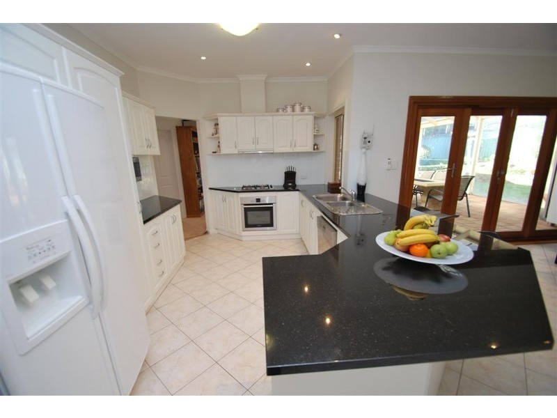 8 Oakford Cres, Happy Valley SA 5159