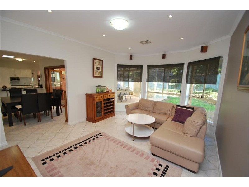 8 Oakford Cres, Happy Valley SA 5159