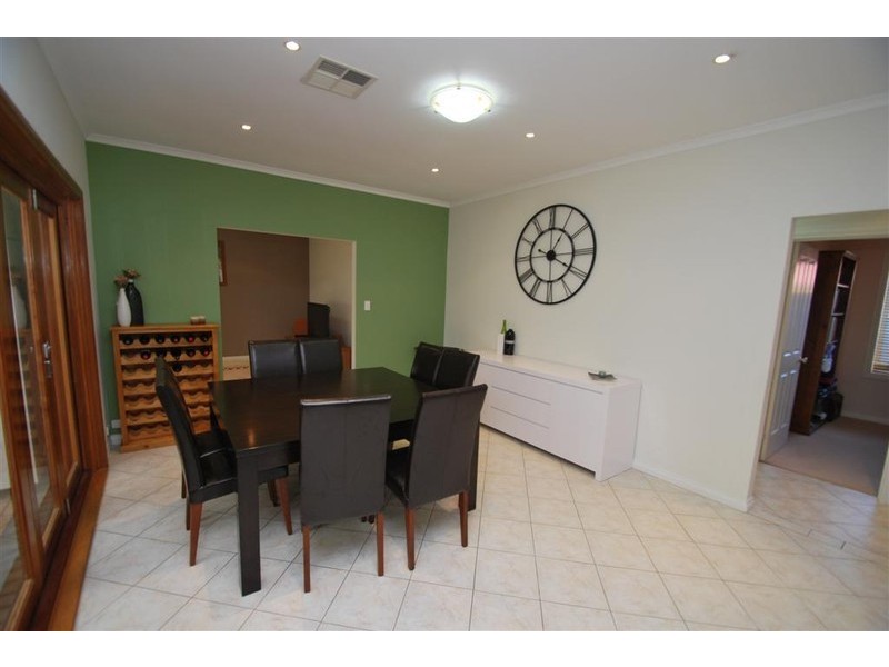 8 Oakford Cres, Happy Valley SA 5159