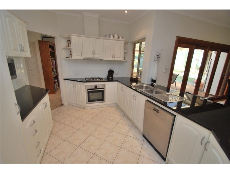 8 Oakford Cres, Happy Valley SA 5159