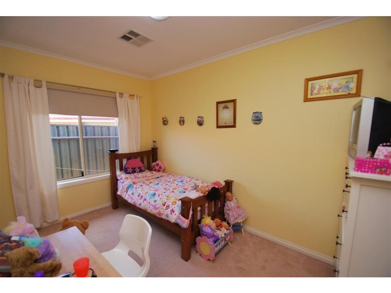 8 Oakford Cres, Happy Valley SA 5159