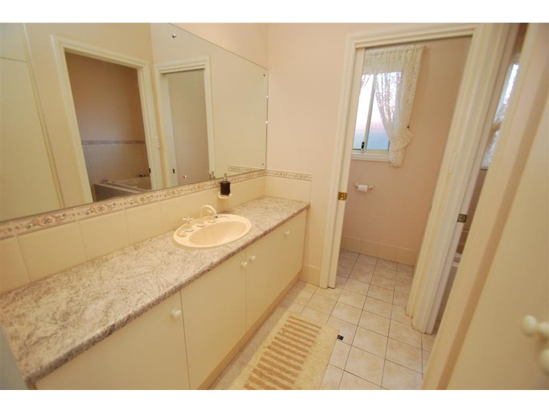 8 Oakford Cres, Happy Valley SA 5159