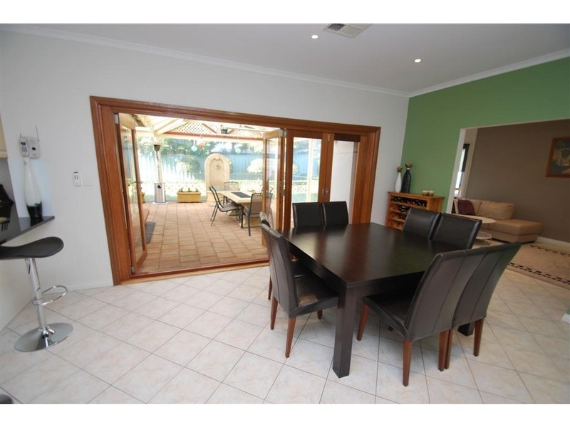 8 Oakford Cres, Happy Valley SA 5159