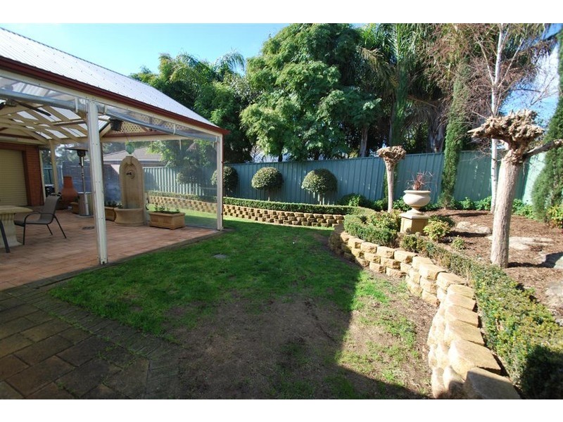 8 Oakford Cres, Happy Valley SA 5159