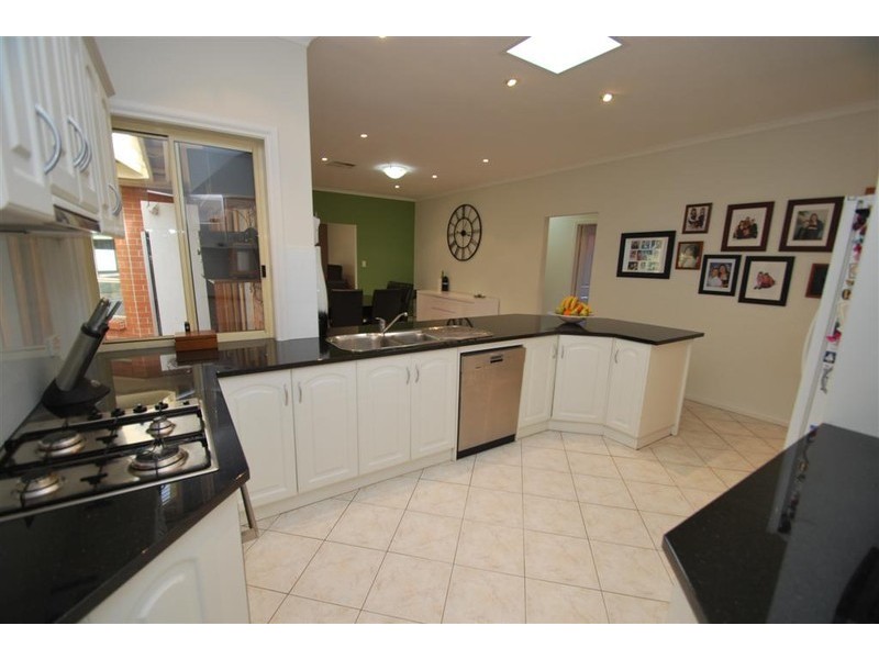 8 Oakford Cres, Happy Valley SA 5159