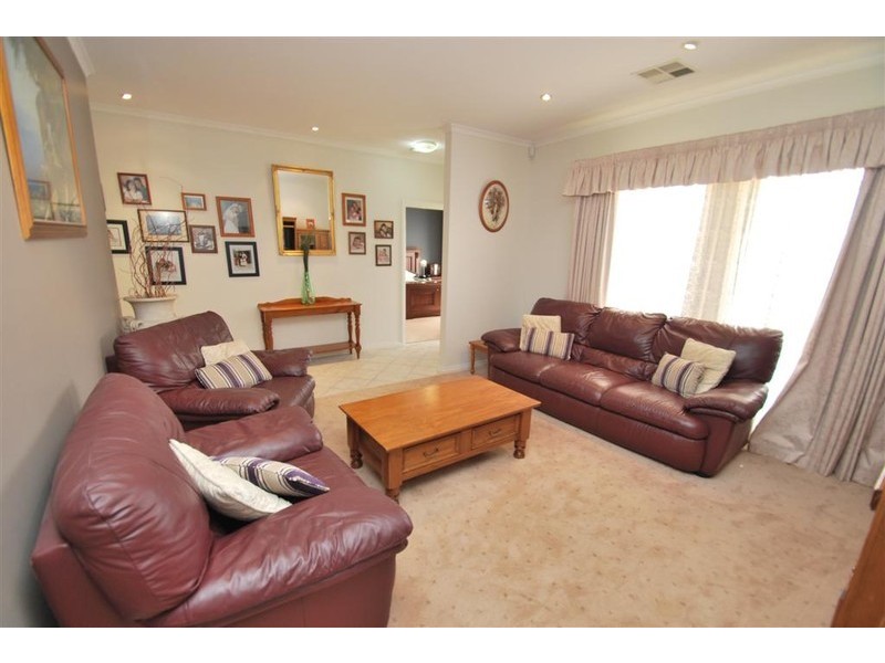 8 Oakford Cres, Happy Valley SA 5159