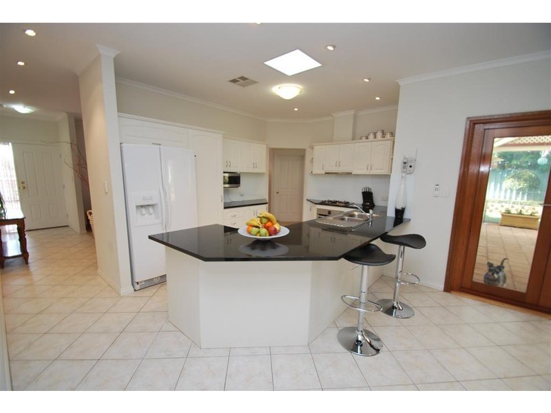 8 Oakford Cres, Happy Valley SA 5159