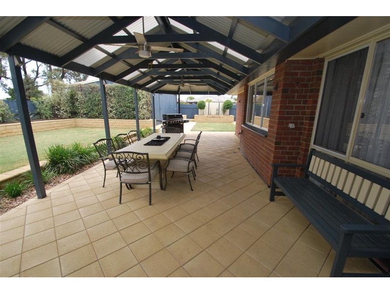 2 Bendigo Cl, Trott Park SA 5158