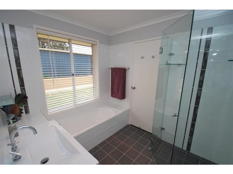 2 Bendigo Cl, Trott Park SA 5158