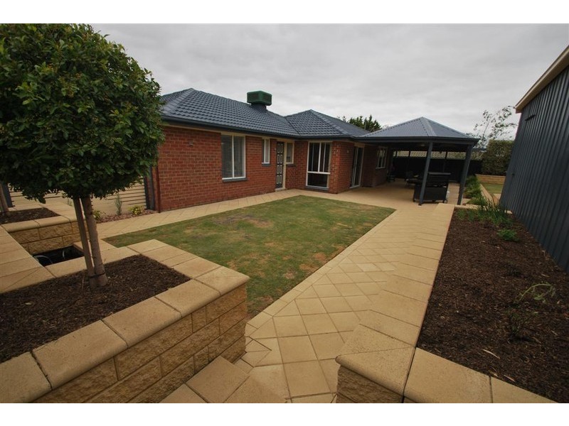 2 Bendigo Cl, Trott Park SA 5158